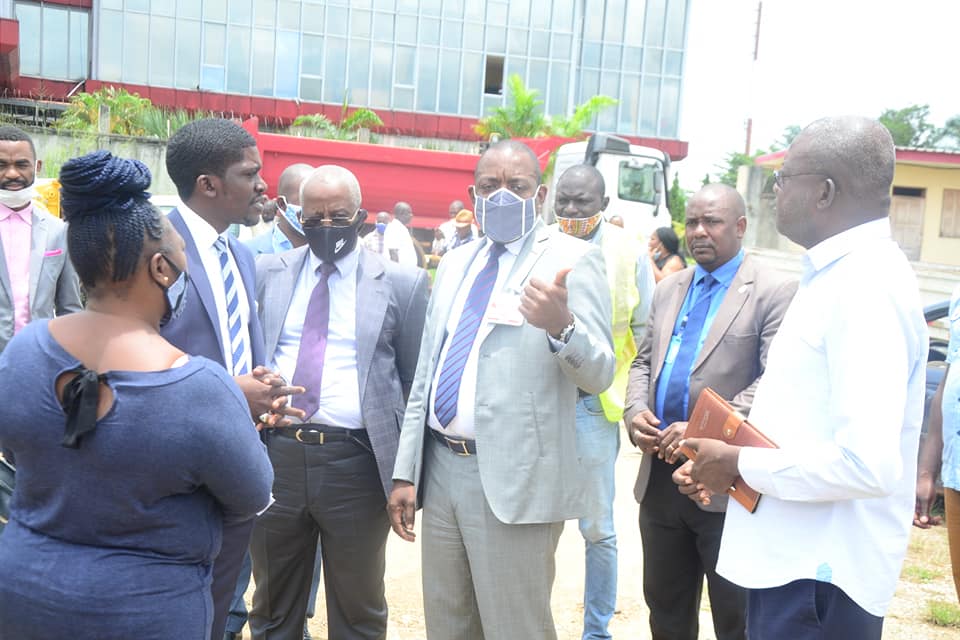 Le Maire de Libreville et le quatrième adjoint au Maire au sein de la fourrière municipale de l'Hotel de Ville .
