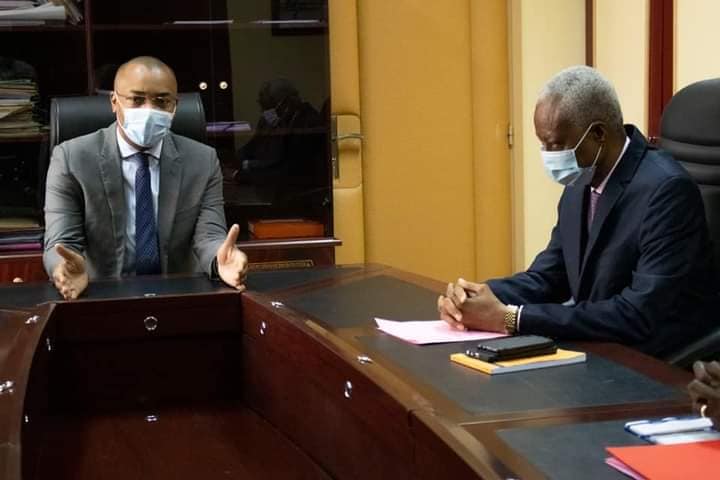 le Maire de la Commune de Libreville, Monsieur Eugène M'BA en séance de travail au Ministère de la Santé avec le Dr Guy PATRICK OBIANG NDONG