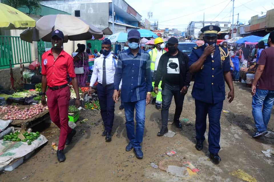 Le Maire de Libreville Eugène M'BA s'est rendu ce 20 mars 2021, dans différents quartiers de la capitale submergés par les eaux, après la forte pluie qui s'est abattue la veille sur la ville.