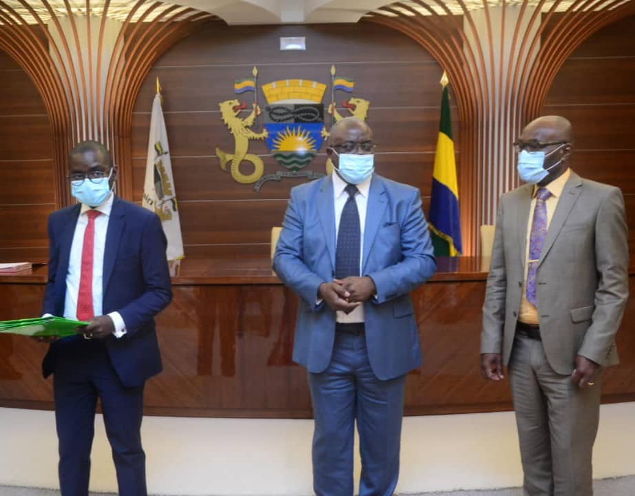 Passation de charges à l'Hôtel de ville, entre Hans Emérie Fabrice  DICKARADO, Secrétaire Général entrant et Roger MENGUE EKOMIE, Secrétaire Général sortant