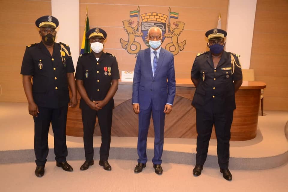 Le Maire installe l'unité de police de l'hôtel de ville