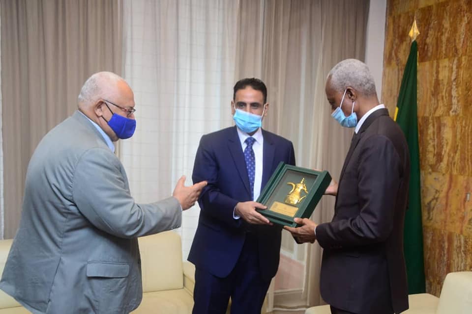 Le Maire de la commune de Libreville, Eugène Mba,  a reçu, le 5 mai 2021, l'ambassadeur d'Arabie saoudite au Gabon,  son Excellence ABDULRHAOU  SALAM Aldahas.
