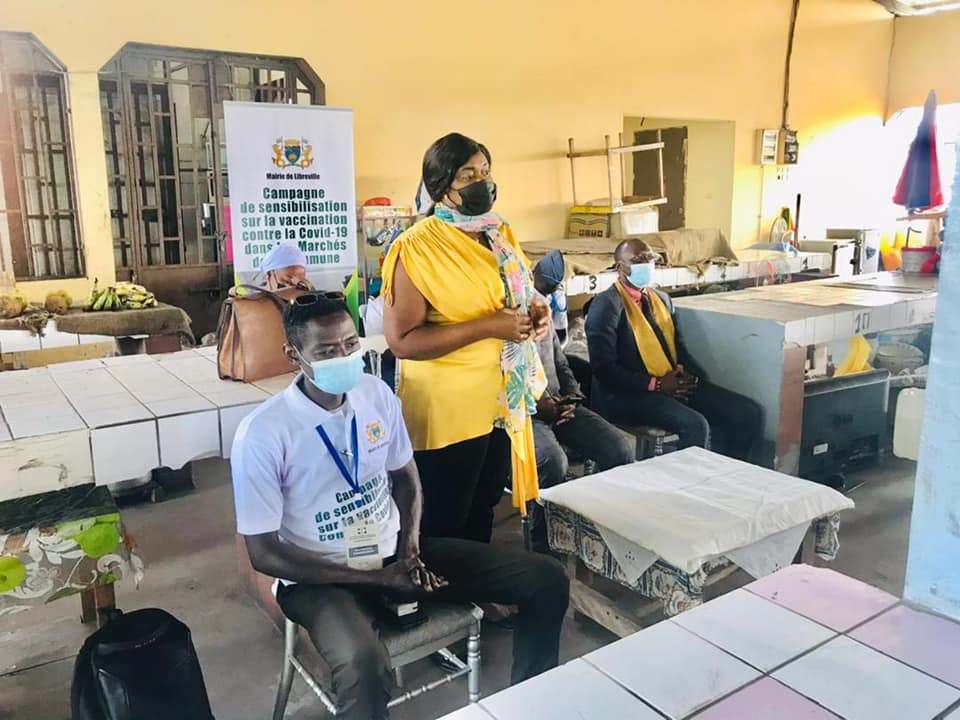 CAMPAGNE DE SENSIBILISATION SUR LA VACCINATION CONTRE LA COVID-19 DANS LES MARCHÉS D' AMBOWE ET D'AKEBE