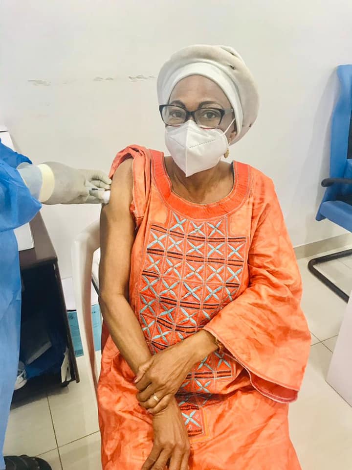 L'ÉDILE DE LA CAPITALE GABONAISE REÇOIT SA PREMIÈRE DOSE DE VACCIN ANTI-COVID-19